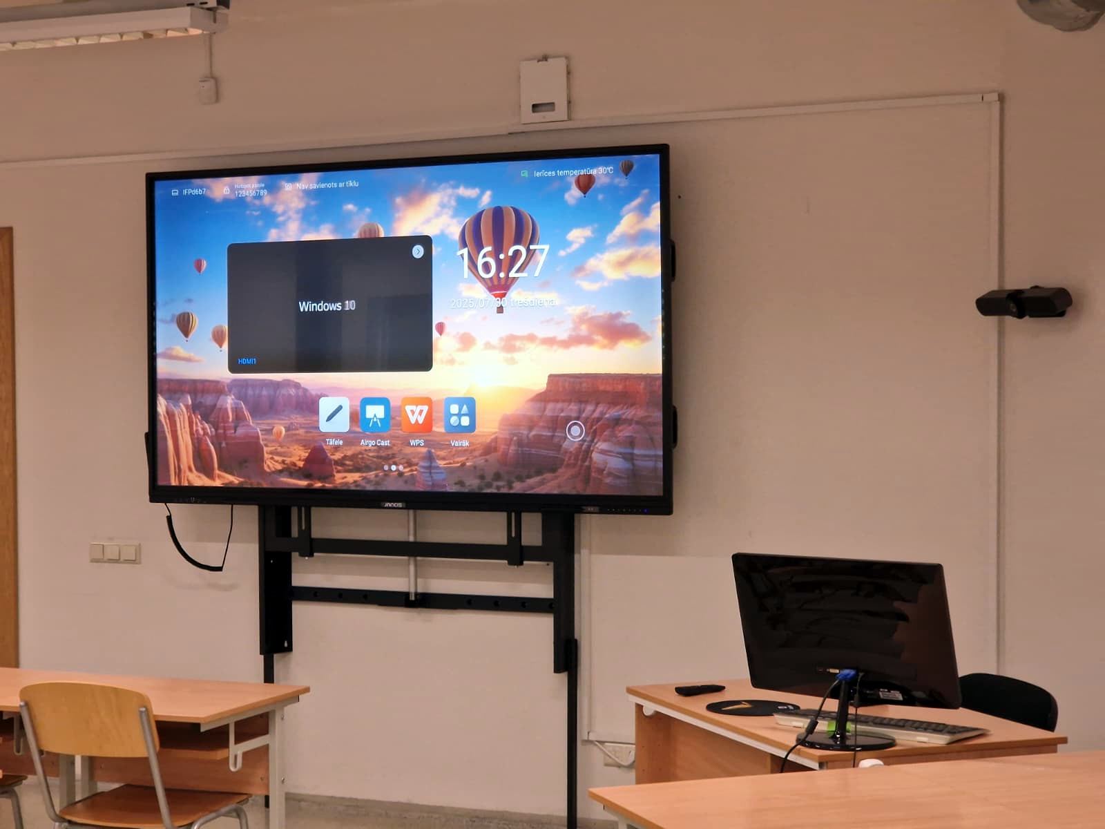 Interaktīvais ekrāns klasē ar video kameru