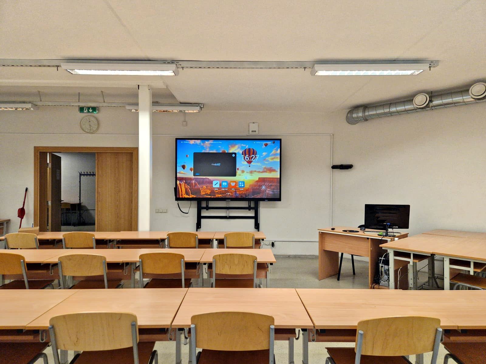 Klase ar interaktīvo ekrānu un skolotāja darba vietu