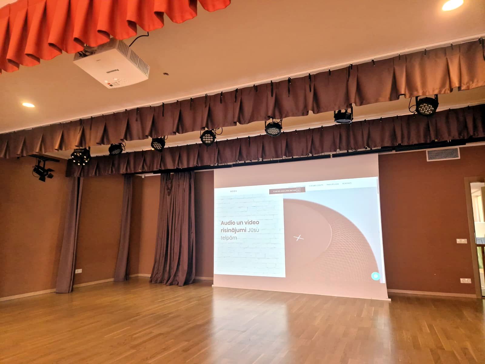 Aktu zāle ar projektoru un skatuves gaismām